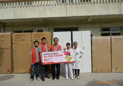 物流事业部张振丰总监(中)率领物流弟兄代表震旦集团现场捐赠，北京鹤童慈善老人护理院院长助理卢桂芳女士（右二）及专业社工代表接受捐赠