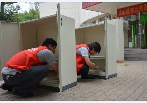 物流事业部华北物流部张庆国主任(左)、家具华北事业部天津责任中心营业同仁马杰(右)一起动手安装钢柜底座