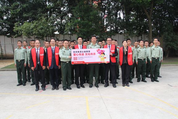 马志贤总经理(前排左四)、苏义宗副总经理(前排右二)代表震旦向部队捐赠办公家具及复合机等办公用品