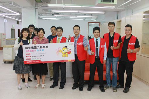 震旦OA新店分公司何复兴资深经理(前排左三)率团队代表集团捐赠办公家具及办公设备，由义光育幼院李其顺院长(前排左二)代表受赠。