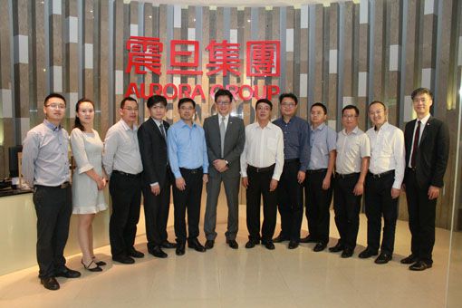 重庆市巴南宋葵区常委(左五)暨重庆市台办黄晓春副主任 (右六)一行参访震旦集团，由集团策略室贺俊强总经理(左六)、马志贤总经理 (右一)及震旦家具周铭中总经理 (左四)代表集团接待。
