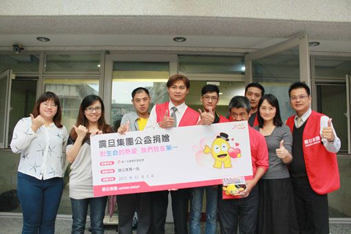 金仪信义分公司林志行经理(前排左四)率团队代表集团捐赠办公家具，由第一社会福利基金会罗友君主任(前排右二)代表受赠。
