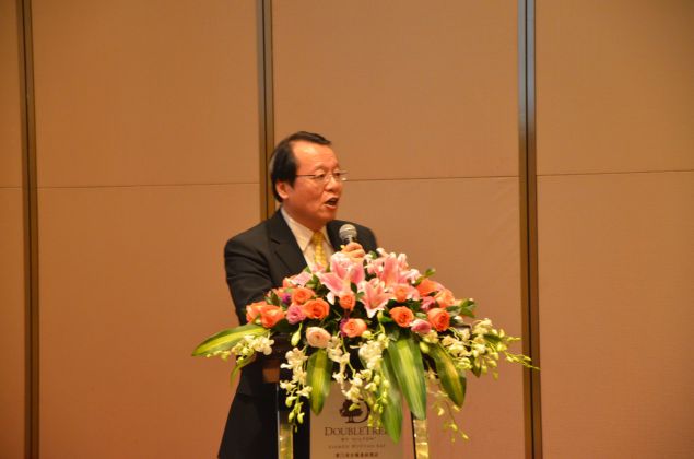 罗万仁董事致辞，对大家2015年的表现表示感谢