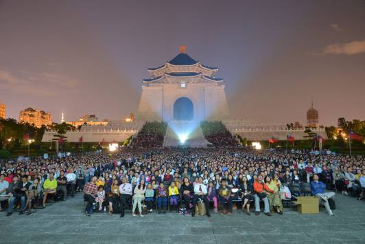 当天3,000多人齐聚中正纪念堂民主广场《看见台湾》露天首映会，好热血!好感动!