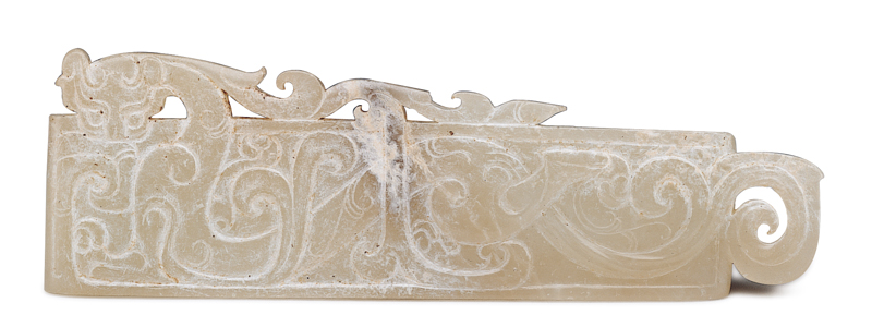 西汉 玉剑璏 此器保留主体外侧的边料，透雕出廓纹饰，增加造型的变化。（图五）