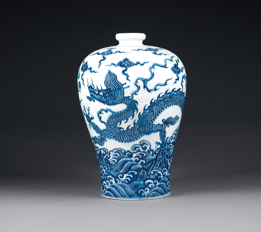 明永乐 青花波涛云龙纹梅瓶 青花云龙纹运用白色地子与蓝色纹饰的对比，突显纹饰的形象。（图一）
