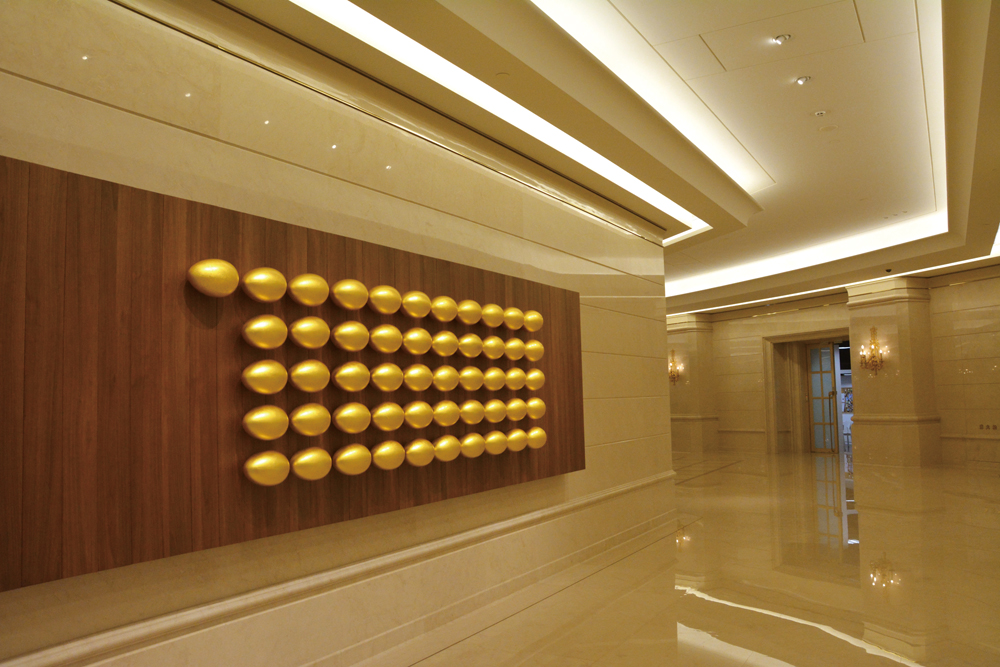 震旦大楼的金蛋墙，今年累积第51颗金蛋，象征集团生生不息的精神。 