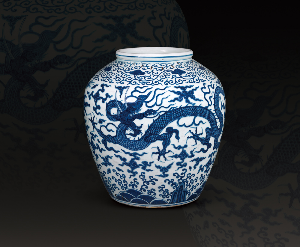 明万历 青花云龙纹大罐 高50.5公分／震旦博物馆提供