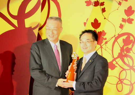 集团营销组处长蔡坤明代表震旦接受表扬，与各大企业共同携手，秉持回馈社会之心为艺文产业尽份心力。