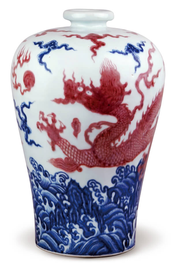 明永乐 青花釉里红云龙纹梅瓶 以铜红料绘画的釉里红纹饰，在钴蓝纹饰的衬托下，显得更加生动。（图二）
