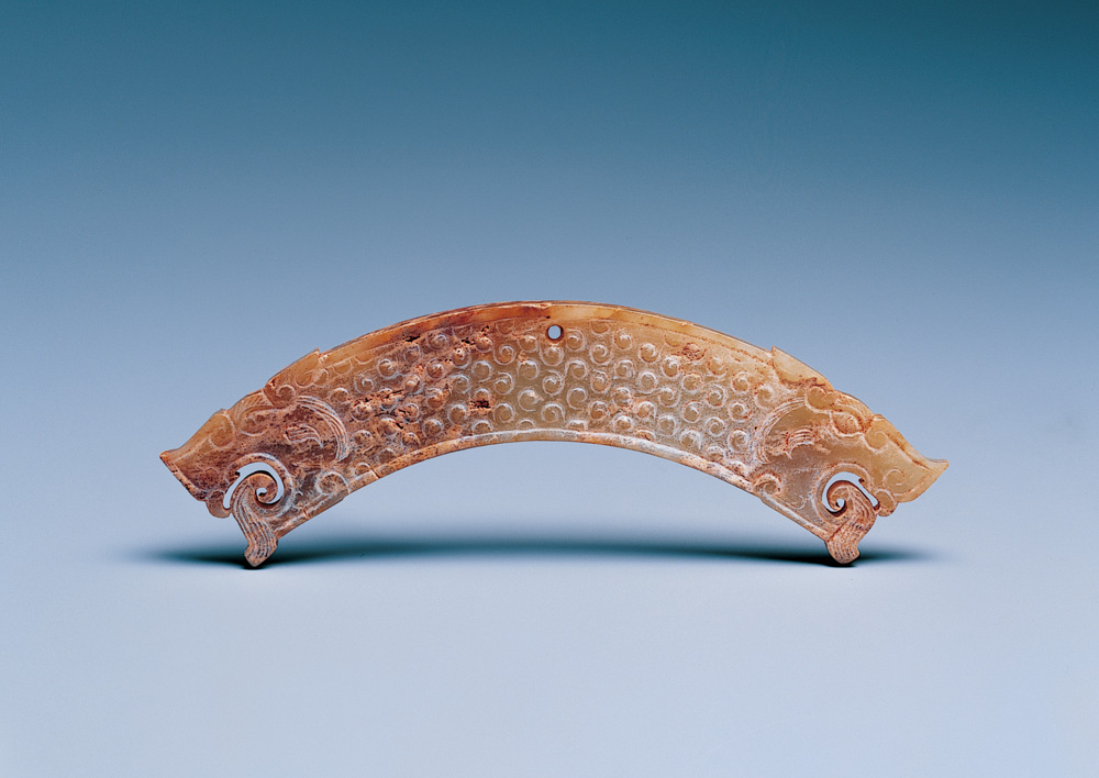汉代．双龙首珩 此件双龙首玉珩以规律的浮雕谷纹为饰，是从战国晚期延续下来的传统纹样。 （图一）