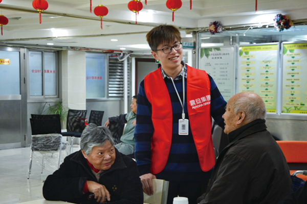 集团资讯室顾嘉树同仁与老人们愉快交谈