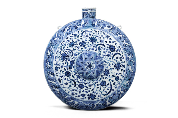 明永乐．青花臥壺 卧壶造型来自于伊斯兰金属器，既有中国传统纹饰，也有充满异域风格的外来纹样。（图四）