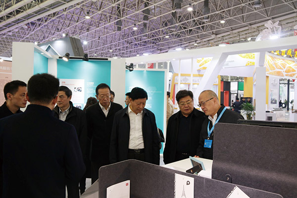原中纪委驻工信部纪检组组长金书波、工信部产业政策司司长许科敏参观震旦展区