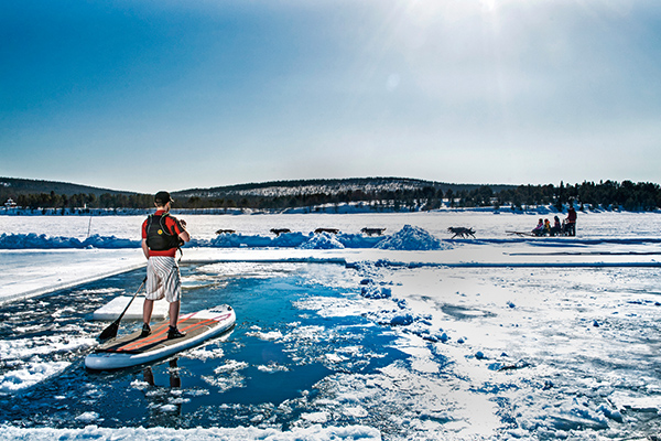 ▲部分融雪而成的水域，还可以体验站立式划桨（SUP）的乐趣。 Photo Markus Alatalo