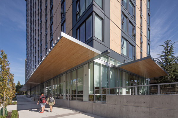 哥伦比亚大学的木构宿舍大楼，以53公尺、18楼的规模成为当今最高木构建筑，体现了木建筑的技术创新，也展现加拿大结合永续林业与环境保护的决心。
