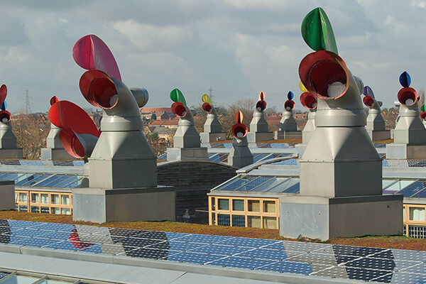 「风帽」可协助室内通风，调节室温；太阳能板收集热能。