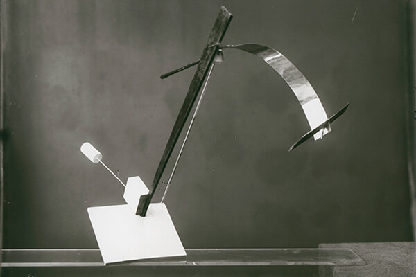 László+Moholy-Nagy带领的新生课程所创作的灯具习作。