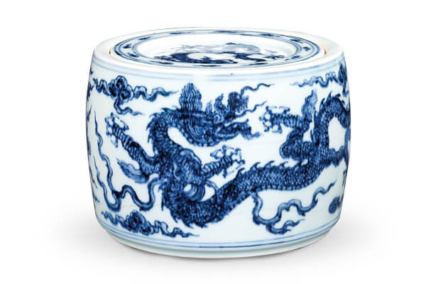 明宣德．龙纹蟋蟀罐+蟋蟀罐的体型虽小，但是龙纹绘画精细，修长的龙身与飘扬的鬃鬣展现御风而行的神威。（图三）