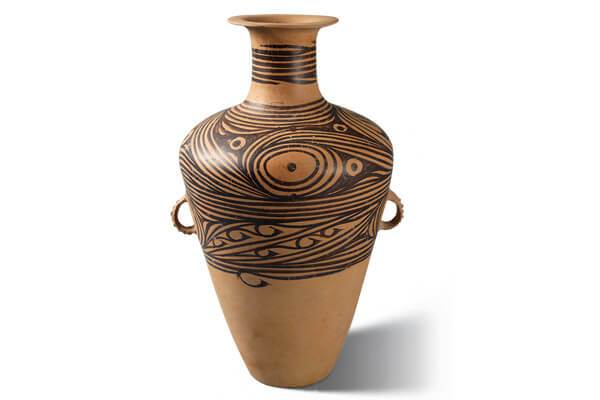 马家窑类型．彩陶壶+马家窑类型的彩陶器，质地细腻，打磨光滑，表面绘画流转生动的弦纹与涡纹。（图二）