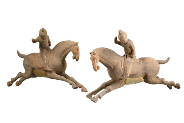 唐代．加彩妇女骑马俑+二名妇女骑在马匹上，做持杆打球状，俐落的身影和奔跑的马匹体现+自由开放的风气。（图五）