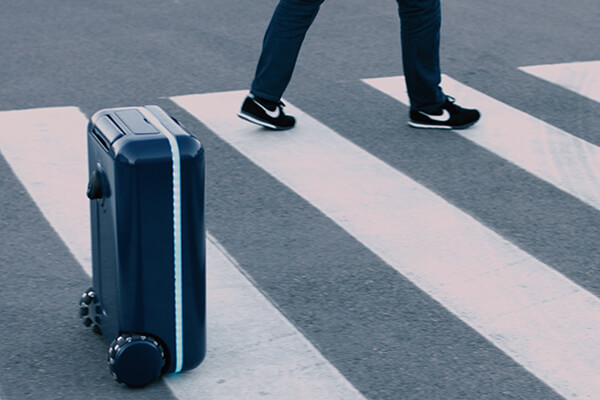 Travelmate+Robotics智能行李箱不但能说话，还能跟着主人趴趴走，乖乖待在身边听从指令！