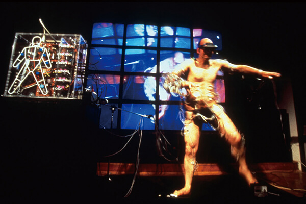 图三：斯特拉瑞克（Stelarc），Ping身体（Ping+Body），1996年。将身体控制权通过互联网交由远端观众控制。
