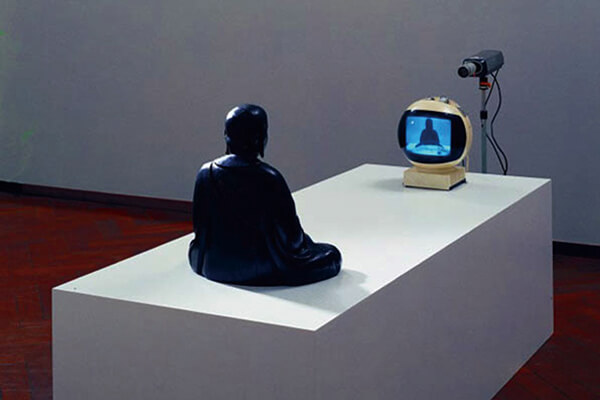 图六：白南准（Nam+Jung+Paik）《电视佛陀》，1975年。+