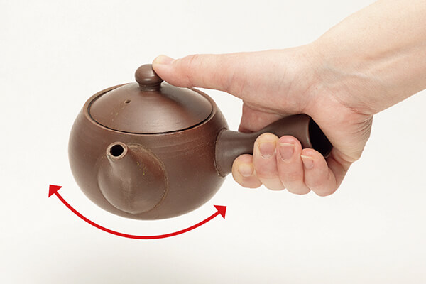 急速摇晃茶壶反而会使茶汤变苦。
