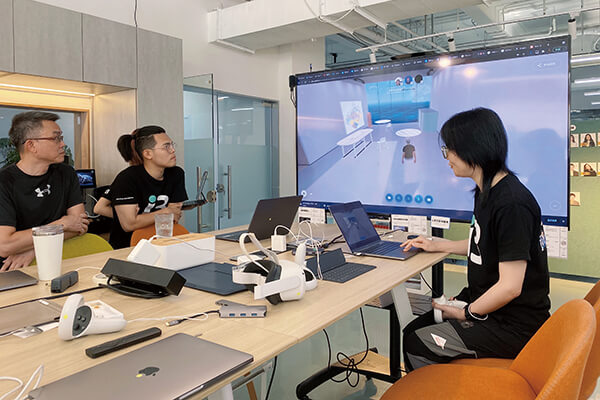 改造后的办公场景，以协作式CoLink-Hub中岛桌设计，搭配电视屏幕组合，适应机动性协作、沟通和项目讨论，提升办公效率。