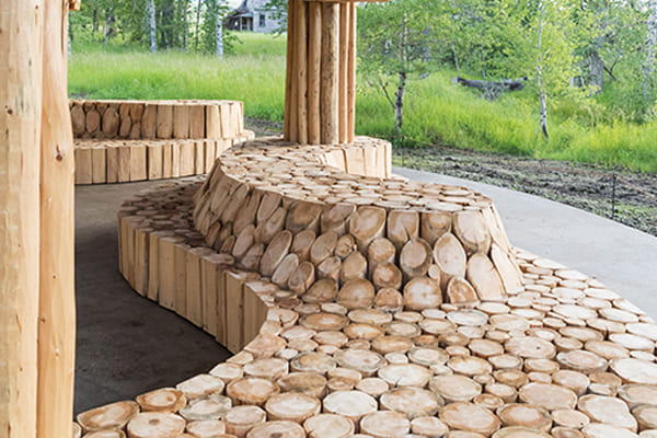 蒙大拿州Tippet+Rise艺术中心的Xylem展亭，以截切原木构成，设计灵感来自非洲多贡族文化中的庇护所