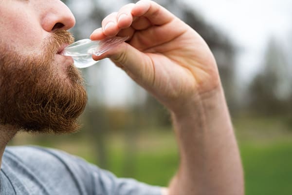 Ooho可食用水袋，在马拉松比赛中取代了传统的塑胶瓶，让选手撕开包装角落即可直接饮用。 