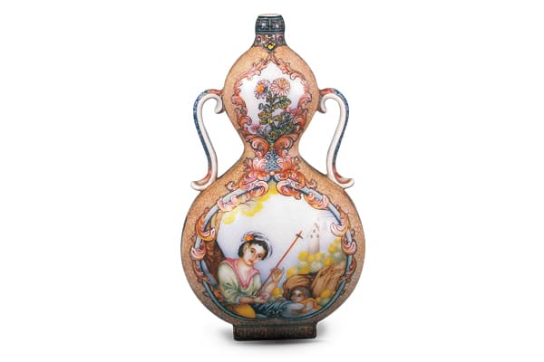 清乾隆．珐琅彩开光人物纹葫芦瓶+此器以珐琅彩料绘画西洋人物，运用光影明暗呈现立体效果，为乾隆晚期的作品。（图四）+图片来源：《故宫清瓷图录－康熙窑雍正窑》，图53。