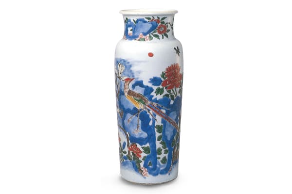 清顺治．五彩花鸟纹筒式瓶+此器先绘青花，再施红、绿、黄、紫、褐等釉上彩，青花以深浅变化产生立体感，为其特色。（图四）+图片来源：《五彩・斗彩+38故宫博物院文物珍品全集》，页67，图62。