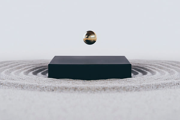 引人入胜的金属球，无论摆放桌上或置于墙面，都能平行漂浮。