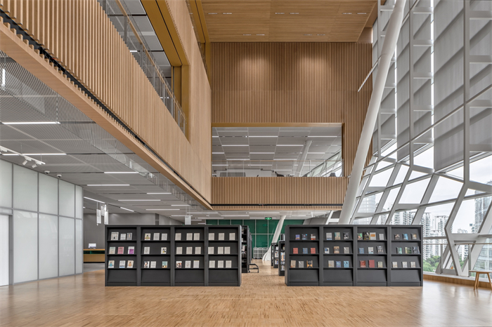 上海图书馆传承着无形的知识，激发着一代代人的灵感。