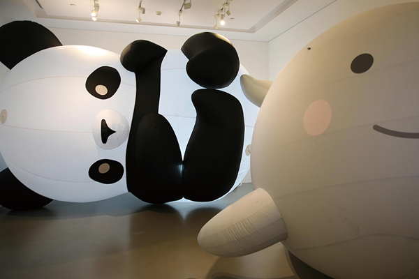图二：科普互动展区里的巨型「大熊猫」和「江豚」+