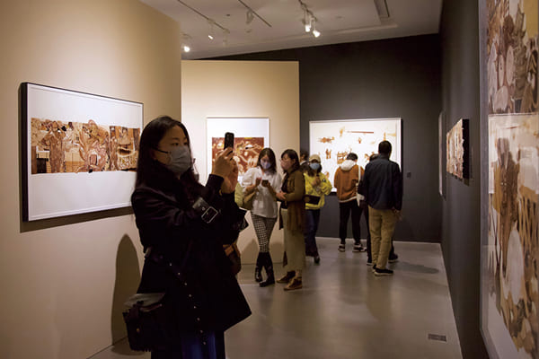 图三：「茶中杂咏：颜开艺术展」开幕现场参观人潮