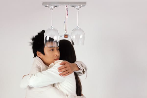 「酒杯门铃」同样也蕴含对时代与环境的反思。+