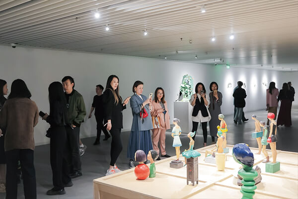 图四：观众参观展览展出的艺术家胡尹萍作品《乔小幻仓库》