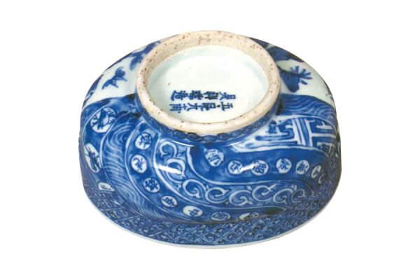 明末．青花碗 此器的造形纹饰皆与中国本地陶瓷不同，是根据国外订单所做的定制化商品。（图四） 图片来源：《世界陶瓷全集14明》，页276，图273。