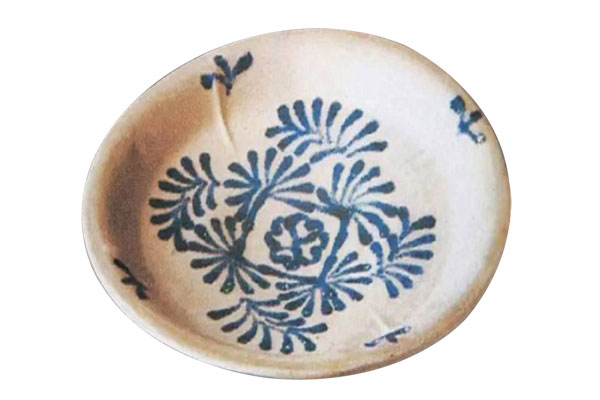 唐代．蓝彩花卉纹盘+此器打捞自唐代沉船「黑石号」，+形纹釉彩与中国本地出土的蓝彩器雷同，+是唐代外销蓝彩瓷的例证。（图四）+图片来源：百度