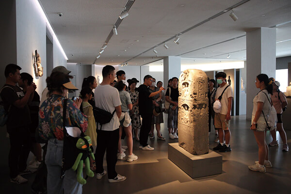 图一：观众听志愿者讲解六楼佛教造像展厅