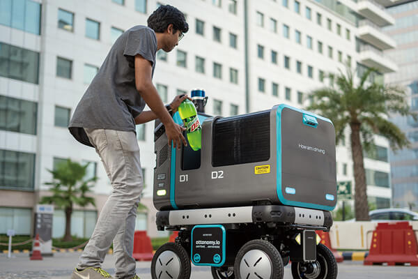 自驾型送货机器人能为餐饮服务业、电商提供快捷的运输服务。