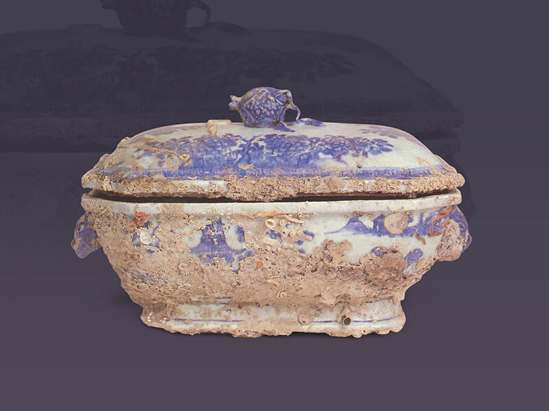 清乾隆．青花汤锅+由荷兰东印度公司打捞出水的瓷器，可以反映当时欧洲市场对中国瓷器的需求类型。（图一）+图片来源：《1986年佳士德，阿姆士特丹拍卖》，编号2230。