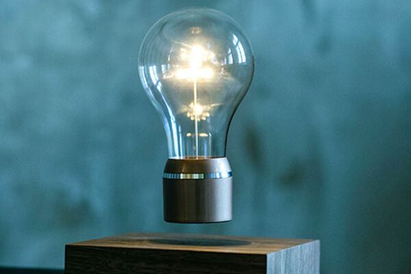 这款灯具结合了磁浮及谐振感应耦合两种科技，让灯泡能漂浮在空中。