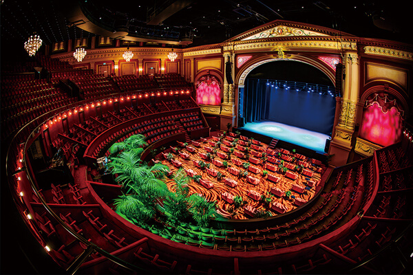阿姆斯特丹皇家卡雷剧院装设了UV-C杀菌灯，让欣赏表演的观众与演职员更安心。+