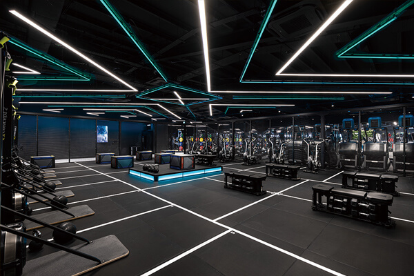 Everlast为旗下健身房重新设计LED照明，能借由灯光区分不同运动区域，并大幅减少80%用电。