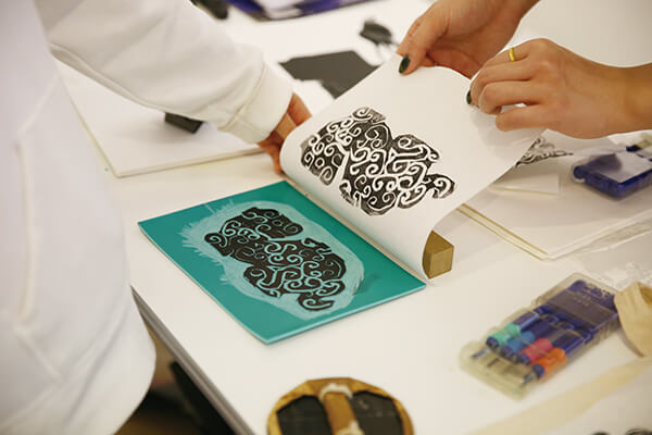 在老师的带领下，以震旦博物馆藏虎形玉佩为灵感设计画面，刻于麻胶板上，形成的工艺体验作品。