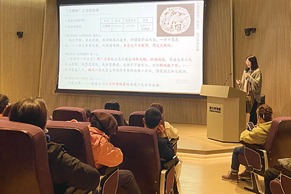 华东师范大学美术学院的熊瑛老师，带领观众回顾了明+代海上丝路纺织品交流的历史。